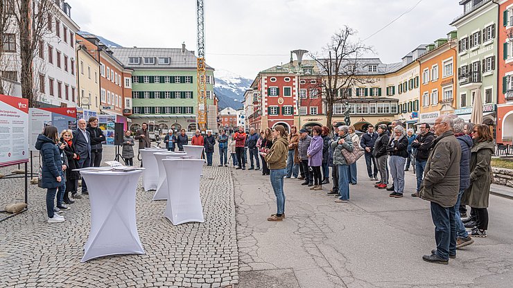 © Josef Hopfgartner Die Stadt Lienz (Osttirol) hat die Euregio-Wanderausstellung in ein größeres Ausstellungskonzept im gesamten Stadtzentrum eingebettet. Im Bild die Eröffnung am 23. März 2026.