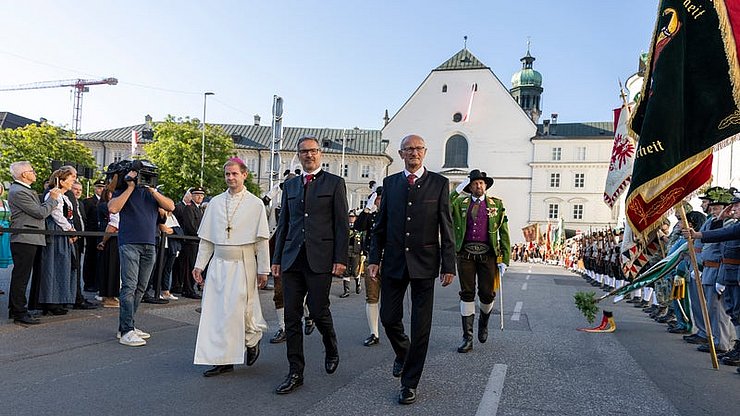 Beim landesüblichen Empfang am Hohen Frauentag schritten Abt Leopold Baumberger (von links), Südtirols Landeshauptmann Arno Kompatscher und Tirols Landeshauptmann Anton Mattle die Front ab.