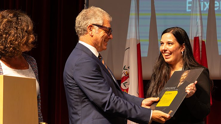 Consegna del Premio Julius Perathoner a Nadia Paone per il suo lavoro intitolato „Wohnen im Alter – Welche Ermöglichungsstrukturen können das Altern im eigenen Zuhause in Südtirol sichern?“
