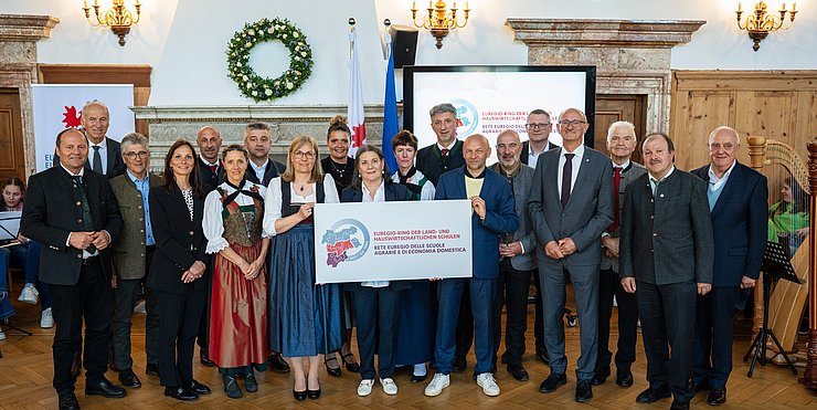 © Land Tirol/Fitsch Historisches Foto mit Vertretern der Euregio-Politik, Gründungsmitgliedern sowie amtierenden und früheren Schuldirektorinnen und -direktoren.