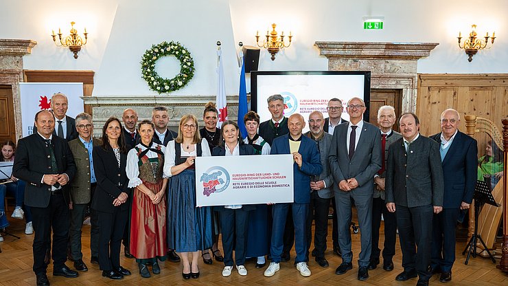 Historisches Foto mit Vertretern der Euregio-Politik, Gründungsmitgliedern sowie amtierenden und früheren Schuldirektorinnen und -direktoren.