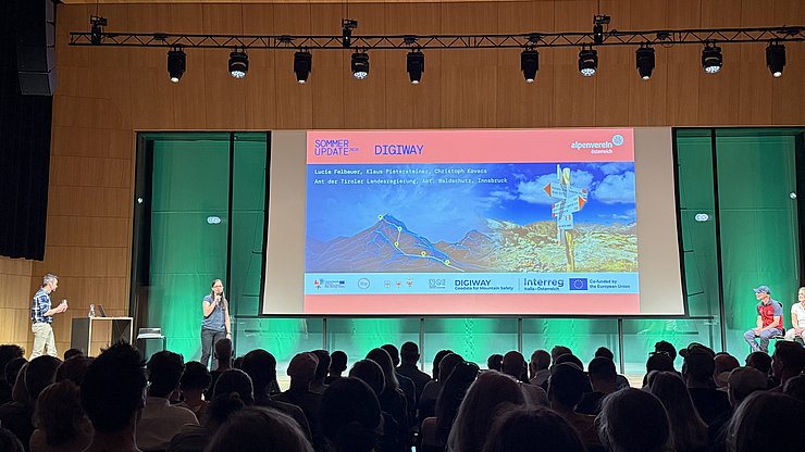Lucia Felbauer bei der Präsentation des DIGIWAY-Projekt beim Sommer Update 2026 des ÖAV