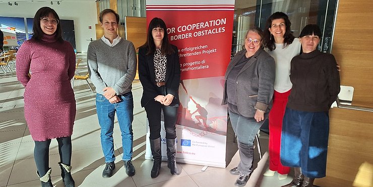 Projektpartner des Tandems "Wir sind Euregio" stehen vor dem Fit4Co-Rollup