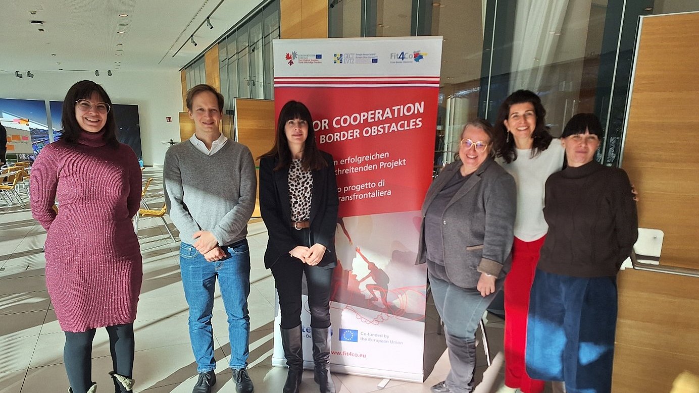 Partner di progetto del tandem "L'Euregio siamo noi" davanti al rollup Fit4Co.