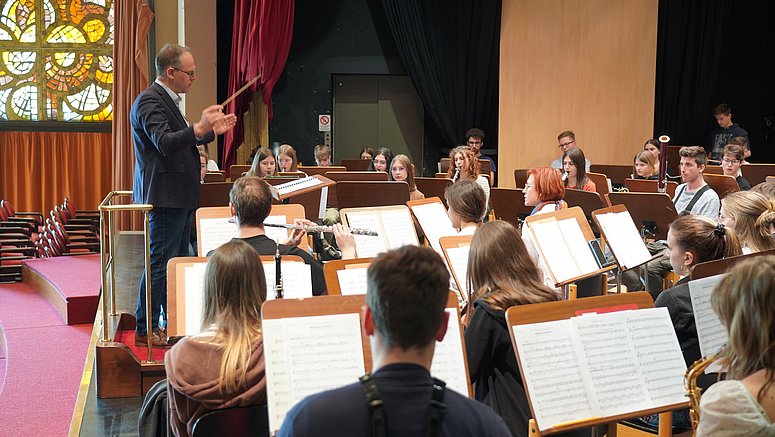 Una ripresa delle prove dell'Orchestra Giovanile di Fiati dell'Euregio   