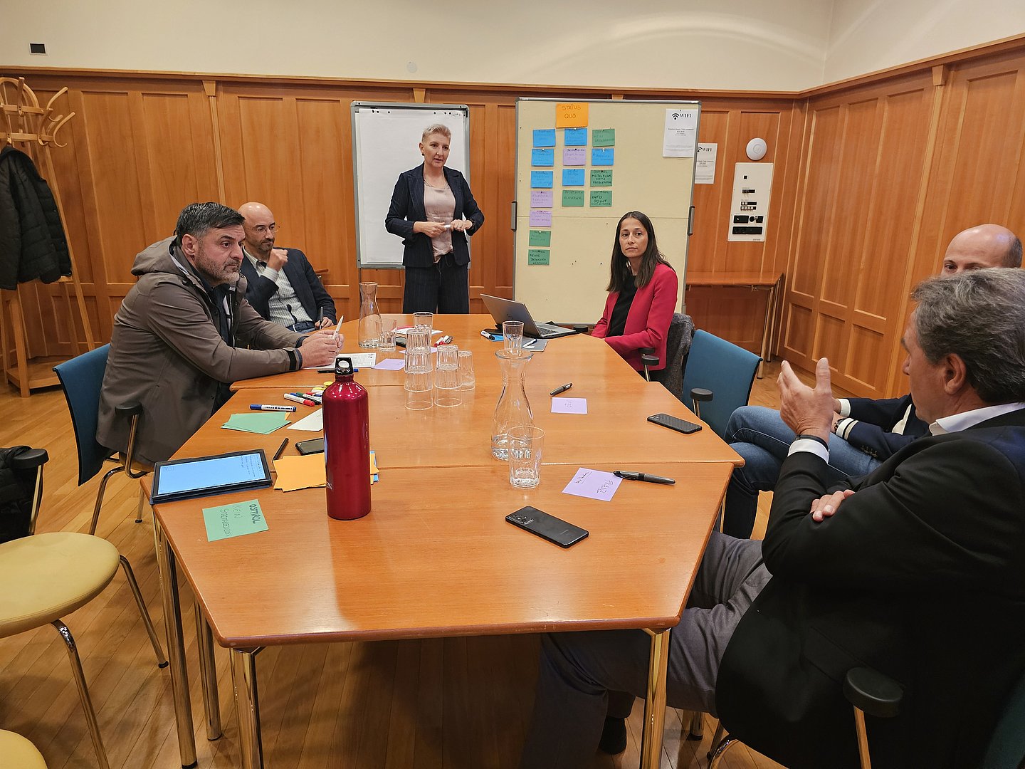 19 tandem di cooperazione e circa 100 partecipanti provenienti da diverse amministrazioni della regione dell'Euregio hanno iniziato il loro lavoro a Dobbiaco.