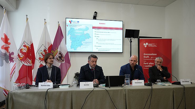 © Euregio Ben tre i progetti tirolesi presentati in Casa Moggioli dai referenti dell’Università di Innsbruck: da sinistra Maximilian Gröber (Studi sui cambiamenti idrologici delle foreste tirolesi), Kurt Scharr e Georg Neuhauser del nuovo Centro interdisciplinare di Storia regionale dell’Euregio Tirolo-Alto Adige-Trentino e Günter Mühlberger (progetto del Catasto asburgico online).
