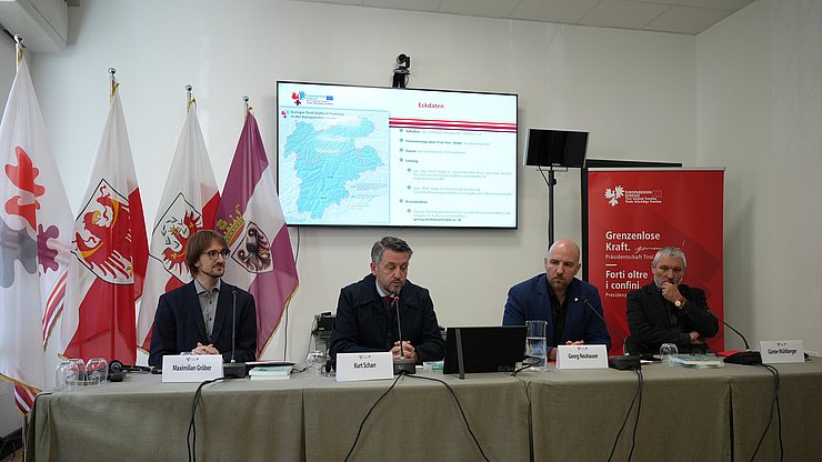 © Euregio Referenten der Universität Innsbruck stellten gleich drei Tiroler Projekte vor: (von links) Maximilian Gröber (Studien zu hydrologischen Veränderungen in den Tiroler Wäldern), Kurt Scharr und Georg Neuhauser vom neuen Interdisziplinären Forschungszentrum "Regionalgeschichte Europaregion Tirol-Südtirol-Trentino" und Günter Mühlberger (Habsburgischer Kataster online).