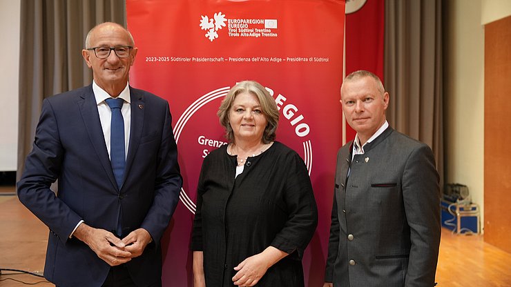 Euregio-Museumstag: (v. l.) Tirols Landeshauptmann Anton Mattle, Hauptreferentin Ulrike Vitovec und Euregio-Generalsekretär Christoph von Ach 