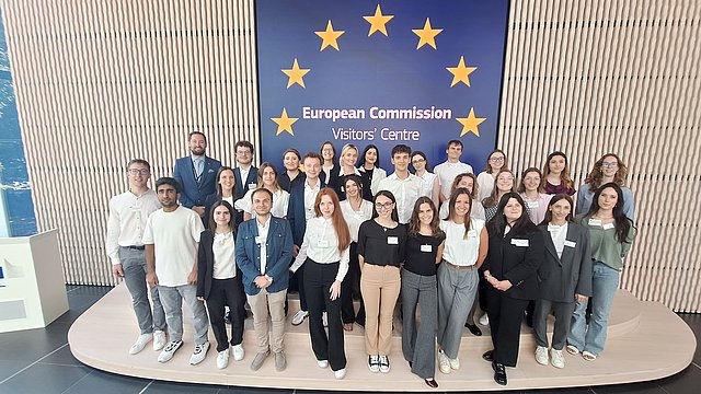 Ein Besuch bei der EU-Kommission darf im Rahmen der EuregioBrusselsSchool (im Bild Gruppenfoto im Sommer 2025) nicht fehlen.