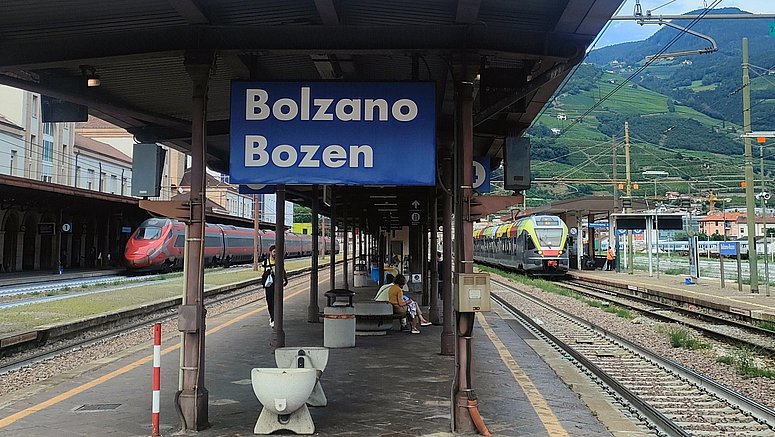 Der Kooperations- und Zuschussvertrag zwischen dem Verkehrsverbund Tirol (VVT) und dem Land Südtirol wird verlängert und damit die grenzüberschreitende Bahnverbindung Innsbruck-Bozen und jene für Bruneck-Lienz. 