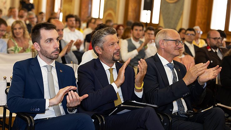 Die Geehrten seien der ehrenamtliche Nährboden für eine hoffnungsvolle Zukunft. Sie stünden stellvertretend für alle, die normalerweise im Verborgenen wirken, sind sich (v.l.) Landesrat Marchiori, Landesrat Alfreider und Landeshauptmann Tirols Mattle einig.