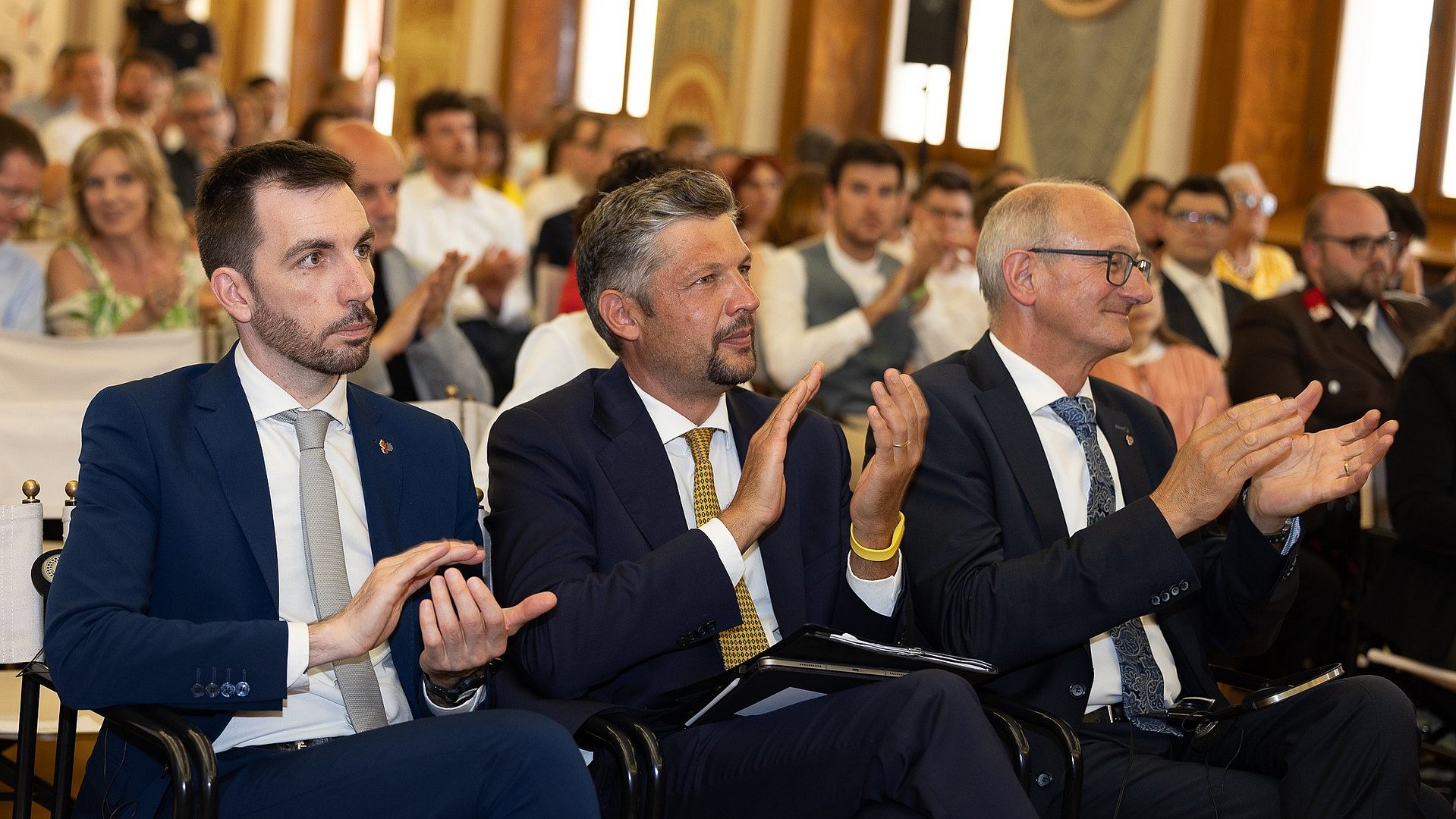 Die Geehrten seien der ehrenamtliche Nährboden für eine hoffnungsvolle Zukunft. Sie stünden stellvertretend für alle, die normalerweise im Verborgenen wirken, sind sich (v.l.) Landesrat Marchiori, Landesrat Alfreider und Landeshauptmann Tirols Mattle einig.