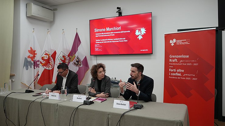 Autonomia e partecipazione al centro del Martedì dell'Euregio a Casa Moggioli. In foto da sinistra Matthias Fink (Segretario Generale dell’Euregio), Elisa Bertò (Segretariato Generale dell'Euregio) e Simone Marchiori (Assessore alle politiche per la casa, patrimonio, demanio e promozione della conoscenza dell’Autonomia della Provincia Autonoma di Trento). 