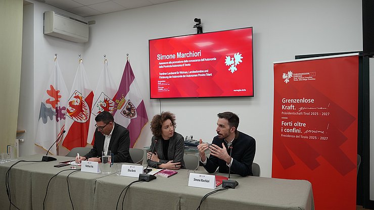 Autonomia e partecipazione al centro del Martedì dell'Euregio a Casa Moggioli. In foto da sinistra Matthias Fink (Segretario Generale dell’Euregio), Elisa Bertò (Segretariato Generale dell'Euregio) e Simone Marchiori (Assessore alle politiche per la casa, patrimonio, demanio e promozione della conoscenza dell’Autonomia della Provincia Autonoma di Trento). 