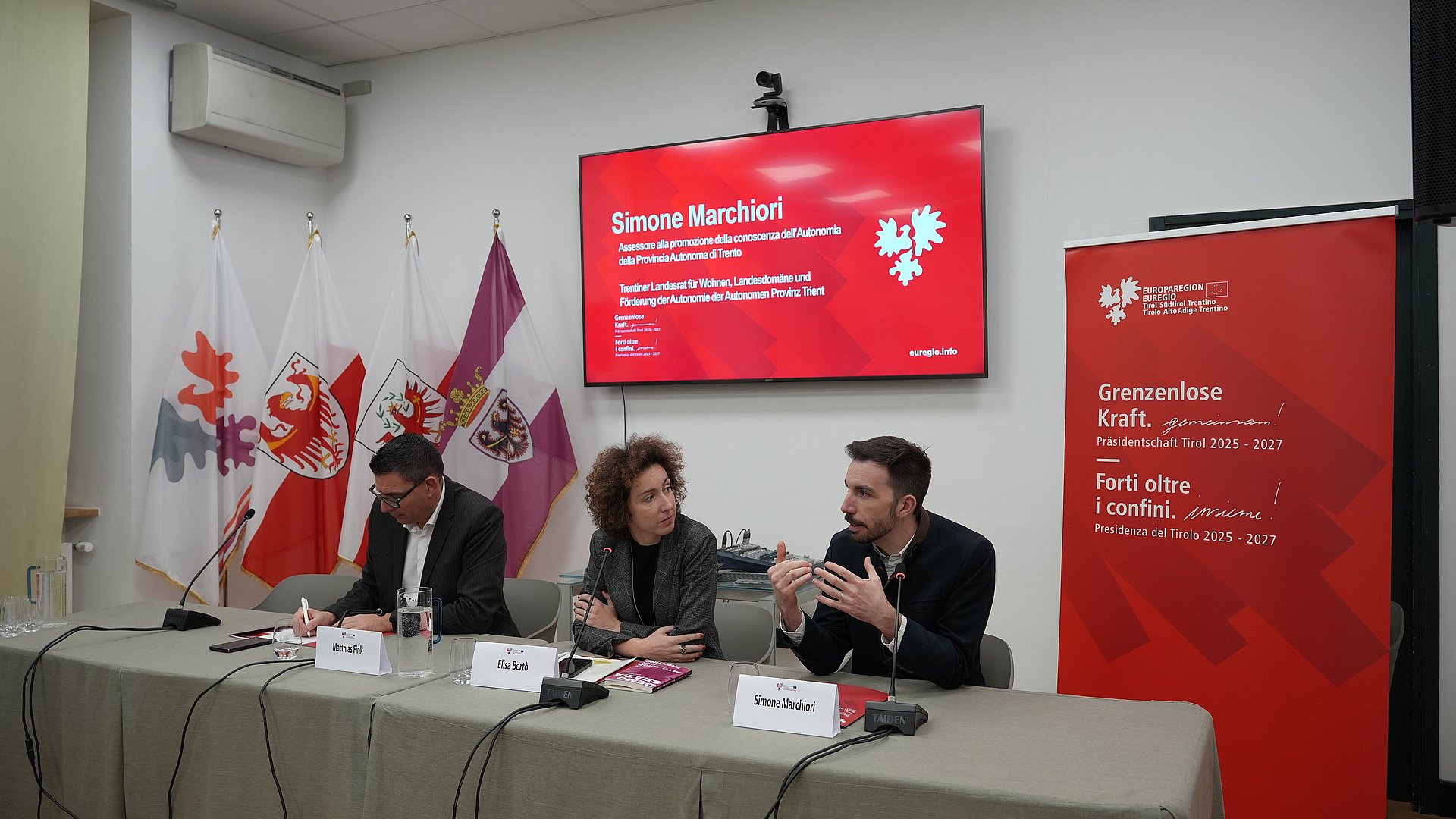 Autonomia e partecipazione al centro del Martedì dell'Euregio a Casa Moggioli. In foto da sinistra Matthias Fink (Segretario Generale dell’Euregio), Elisa Bertò (Segretariato Generale dell'Euregio) e Simone Marchiori (Assessore alle politiche per la casa, patrimonio, demanio e promozione della conoscenza dell’Autonomia della Provincia Autonoma di Trento). 