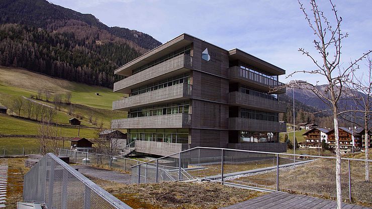 Le partecipanti ed i partecipanti sono alloggiati presso la Skimittelschule a Neustift im Stubaital (Tirolo), a circa 25 chilometri da Innsbruck.