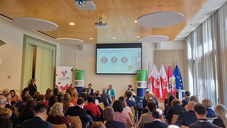 Der vollbesetzte Saal des Brüsseler Büros anlässlich der Veranstaltung „Italienische Forschung und Innovation in Europa: Auf dem Weg zum neuen Programm ‚Horizon Europe‘ und zum Fonds für Wettbewerbsfähigkeit“.