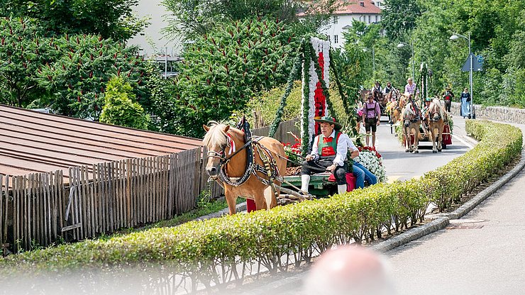 Festa della Città di Brunico 2023: carrozze trainate da cavalli addobbate a festa durante la tradizionale sfilata attraverso Brunico 