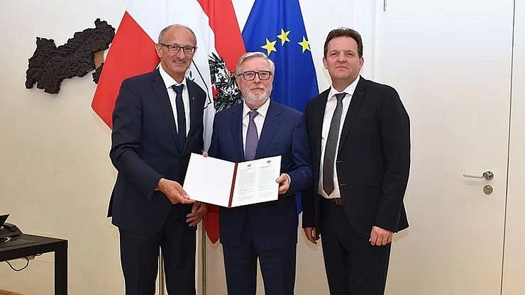 LH Mattle und LR Zumtobel übergaben gestern eine unterzeichnete Resolution an den in der EU für den Skandinavien-Mittelmeer-Korridor zuständigen Koordinator Pat Cox.