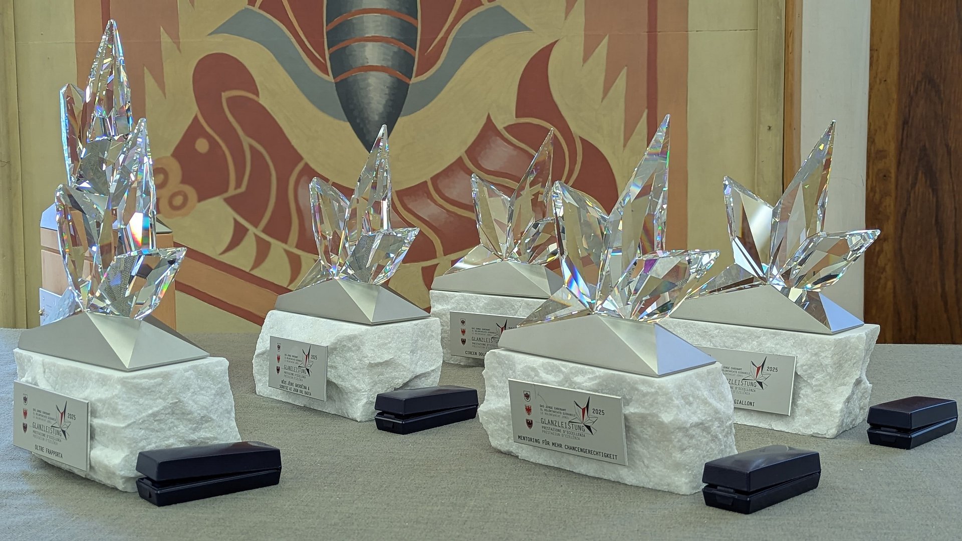 Die funkelnden Trophäen "Rising Stars" von Swarovski mit einem Sockel aus Granit aus Aushubmaterial des BBT, als Zeichen des Vereinenden und Verbindenden.
