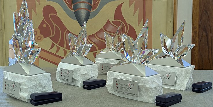© Archivio Ufficio stampa PAT Sinnbildlich für die "Glanzleistung" stehen die funkelnden Trophäen "Rising Stars" von Swarovski mit einem Sockel aus Granit aus Aushubmaterial des BBT, als Zeichen des Vereinenden und Verbindenden.