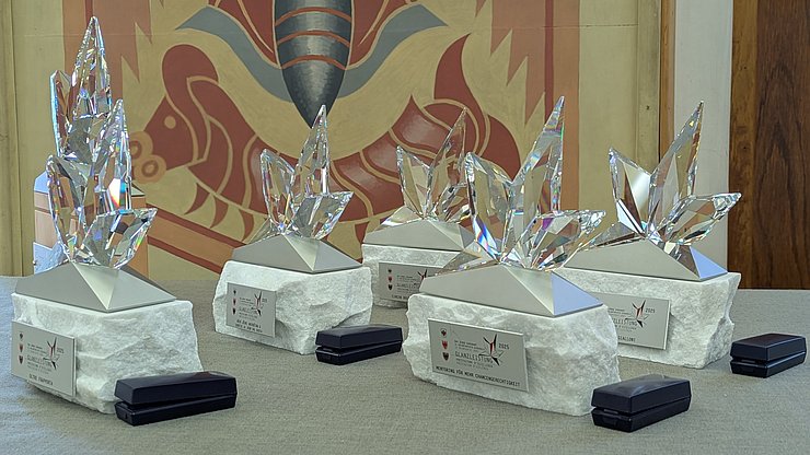 Die funkelnden Trophäen "Rising Stars" von Swarovski mit einem Sockel aus Granit aus Aushubmaterial des BBT, als Zeichen des Vereinenden und Verbindenden.