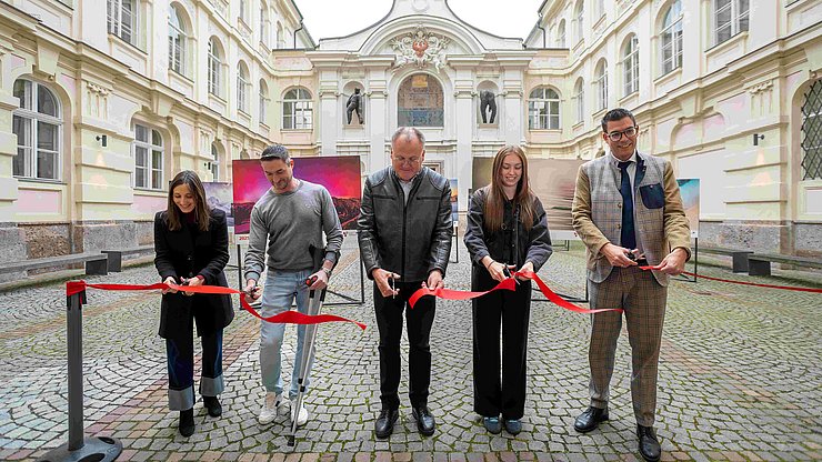 © Land Tirol/Danijel Jovanovic Start der Wanderausstellung "10 Jahre Euregio-Kalender" am 25. Oktober 2025 in Innsbruck (Nordtirol): Banddurchschneidung mit Euregio-Vertretenden sowie Titelfotografin und -fotografen.