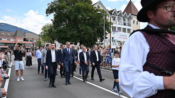 Festumzug mit (1. Reihe v. l.) Landesrat Simone Marchiori (Trentino), Euregio-Präsident Arno Kompatscher (Südtirol) Brunecks Bürgermeister Bruno Wolf und Landeshauptmannstellvertreter Philip Wohlgemuth (Tirol) 