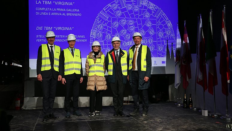 Da sinistra il presidente della Provincia Arno Kompatscher, il rappresentante della DG Move della Commissione Europea Herald Ruijters, il direttore tecnico RFI Paola Firmi, il consigliere d'amministrazione di BBT SE Maurizio Gentile e l'assessore provinciale Daniel Alfreider all'arrivo della fresa "Virginia"
