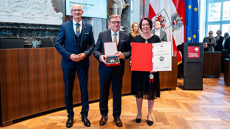 [Translate to Italiano:] LTPin Sonja Ledl-Rossmann und LH Anton Mattle mit dem neuen Ringträger LH a.D. Günther Platter