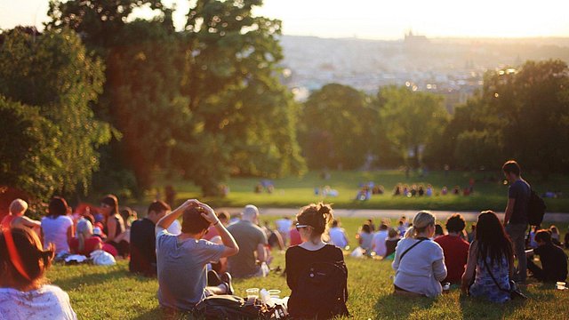 Junge Menschen machen ein Picknick im Park