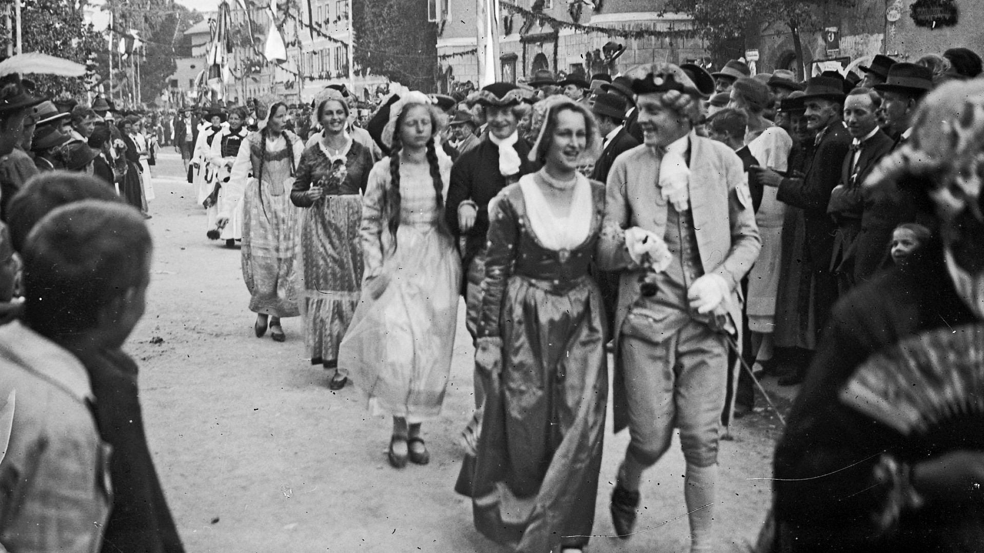 © Fotografo: Erich Kneußl; collezione Kneußl – TAP Corteo festivo in piazza “Kaiser-Josef-Platz” (oggi piazza principale) a Lienz in occasione dell’inaugurazione del monumento distrettuale ai caduti, 8 settembre 1925