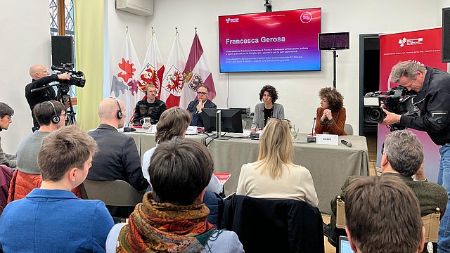 Euregio-Dienstag zum Thema "Jugendliche im Übergang" in der Casa Moggioli mit (v. .l.) Lukas Mayr (AMG Tirol), Giuseppe Rizza (Schulamtsleiter Provinz Trient), Francesca Gerosa (Trentiner Landeshauptmann-Stellvertreterin und Bildungslandesrätin) und Elisa Bertò  (Euregio-Generalsekretariat)  