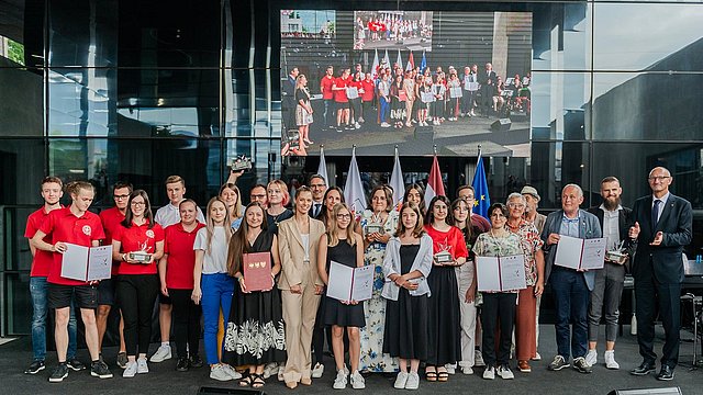 La consegna del premio Prestazione d’eccellenza - il volontariato giovanile alle organizzazioni di volontariato giovanile, lo scorso anno al NOI Techpark di Bolzano