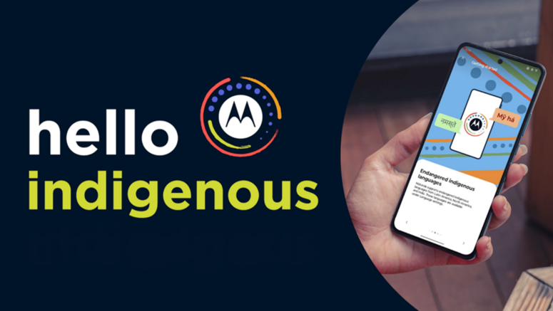 Eine Hand hält ein Smartphone, das die Benutzeroberfläche des Motorola-Projekts „Hello Indigenous“ zeigt. Die Initiative widmet sich der Digitalisierung und dem Schutz indigener und Minderheitensprachen.