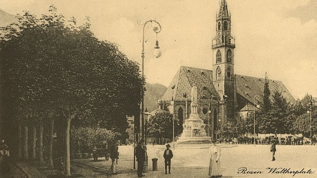 Im Jahr 1925 wurde der Bozner Walther-von-der-Vogelweide-Platz in Piazza Vittorio Emanuele umbenannt