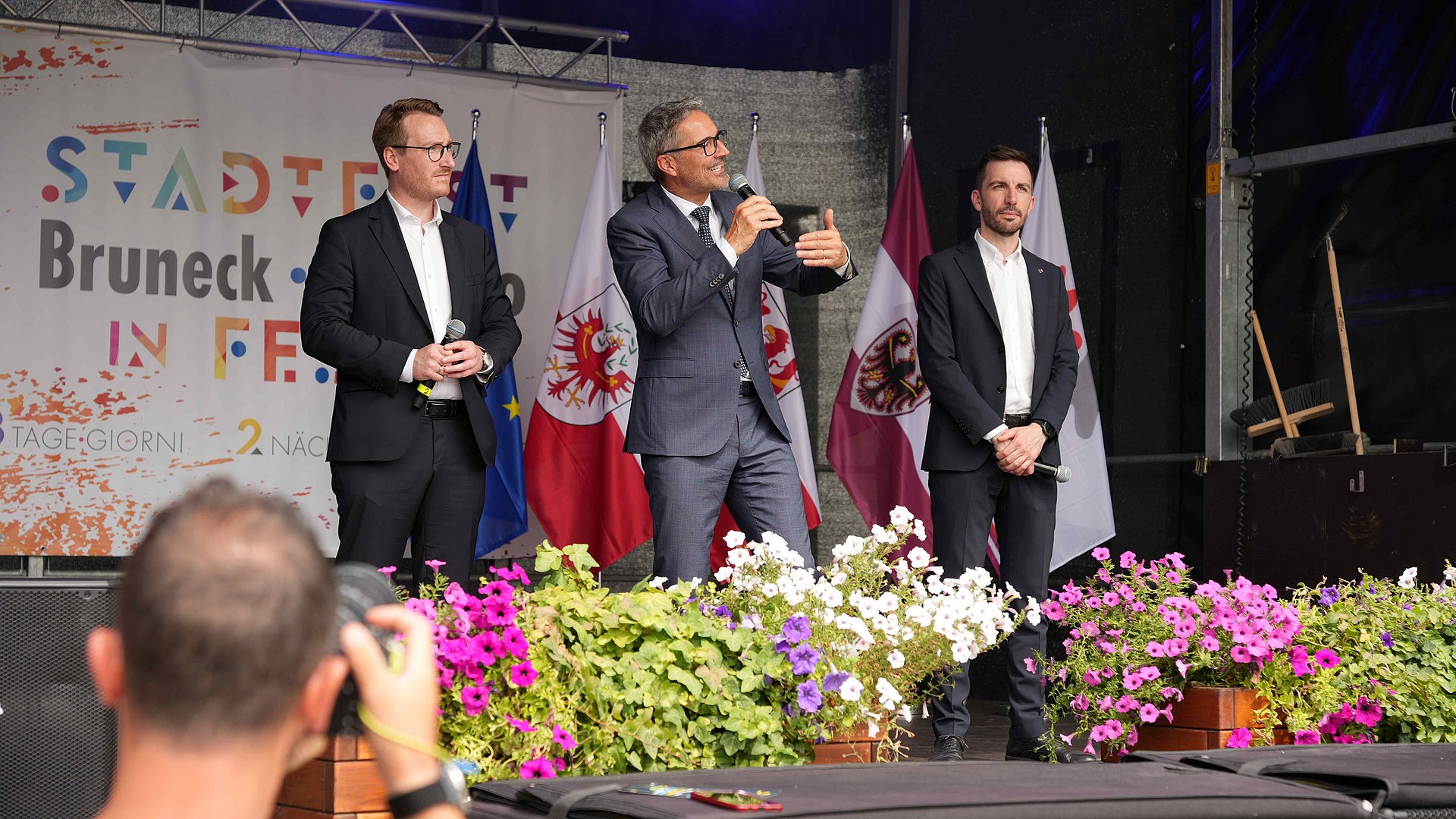Politischer Euregio-Dialog auf der Festbühne des Stadtfestes Bruneck mit (v. l.) den Landesregierungsmitgliedern Philip Wohlgemuth (Tirol), Euregio-Präsident Arno Kompatscher (Südtirol) und Simone Marchiori (Trentino) 