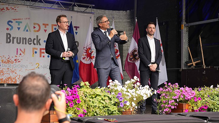Politischer Euregio-Dialog auf der Festbühne des Stadtfestes Bruneck mit (v. l.) den Landesregierungsmitgliedern Philip Wohlgemuth (Tirol), Euregio-Präsident Arno Kompatscher (Südtirol) und Simone Marchiori (Trentino) 