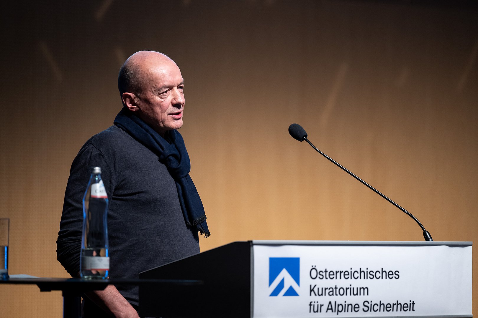 © Chris Riefenberg, chrisriefenberg.com / ÖKAS Christoph Kovacs präsentiert Inhalte vom DIGIWAY-Projekt vor einem Publikum