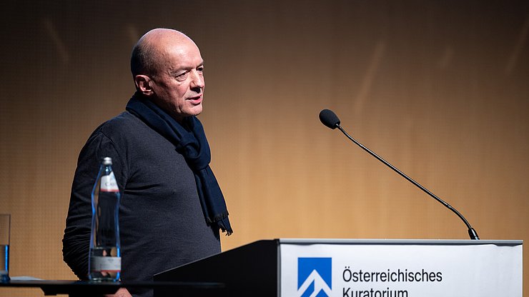 Chris Riefenberg, chrisriefenberg.com / ÖKAS Christoph Kovacs präsentiert Inhalte vom DIGIWAY-Projekt vor einem Publikum