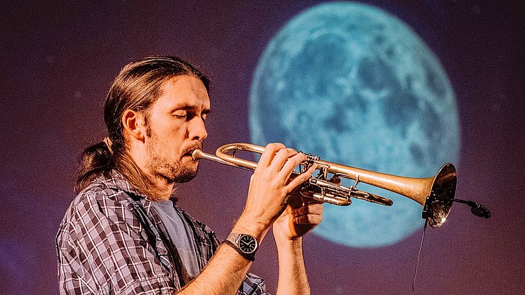 Giulio Ferraro ha già suonato in diverse formazioni. In qualità di miglior trombettista, ha ricevuto la borsa di studio Nuoro Jazz 2024.