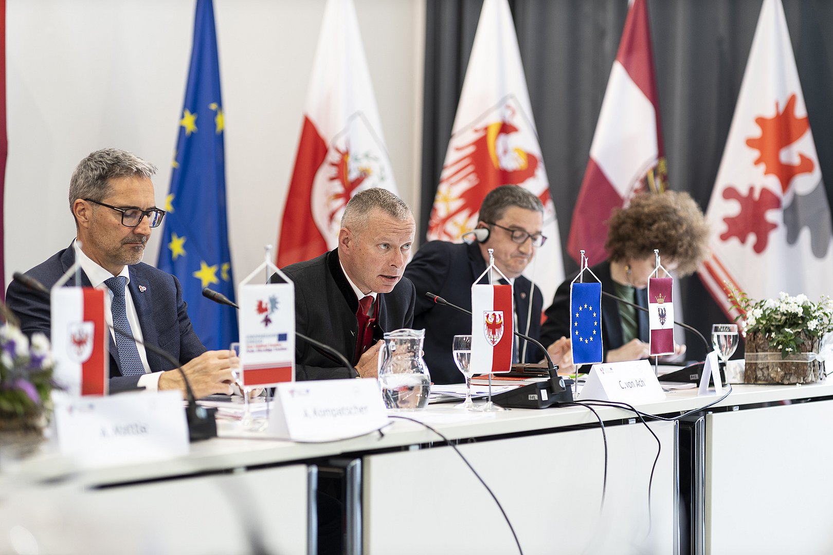 © LPA/TiberioSorvillo (von links) LH Arno Kompatscher, Christoph von Ach, LH Maurizio Fugatti, Elisa Bertò bei der 34. Euregio-Vorstandssitzung am 21. Mai 2025