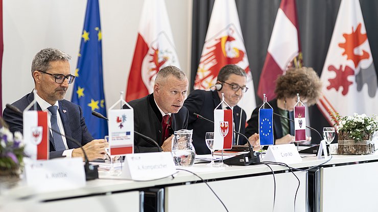 (von links) LH Arno Kompatscher, Christoph von Ach, LH Maurizio Fugatti, Elisa Bertò bei der 34. Euregio-Vorstandssitzung am 21. Mai 2025