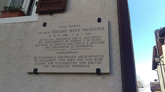 Erinnerungstafel am Familienhaus von Eduard Reut-Nicolussi in Lusern