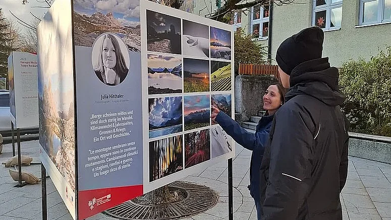 Aktuell ist die Wanderausstellung zum Euregio-Kalender am Südtirolerplatz in Jenbach (Bezirk Schwaz) zu sehen.