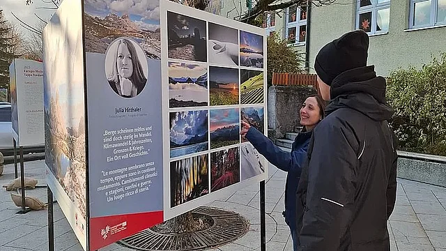 © Euregio/Gemeinde Jenbach Aktuell ist die Wanderausstellung zum Euregio-Kalender am Südtirolerplatz in Jenbach (Bezirk Schwaz) zu sehen.