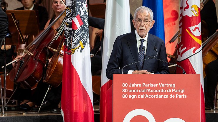 © LPA/Ivo Corrà Südtirol ist eine Erfolgsgeschichte, ein Sinnbild für unser geeintes Europa, unterstrich Bundespräsident Alexander Van der Bellen vor den rund 400 Ehrengästen im Kursaal in Meran.