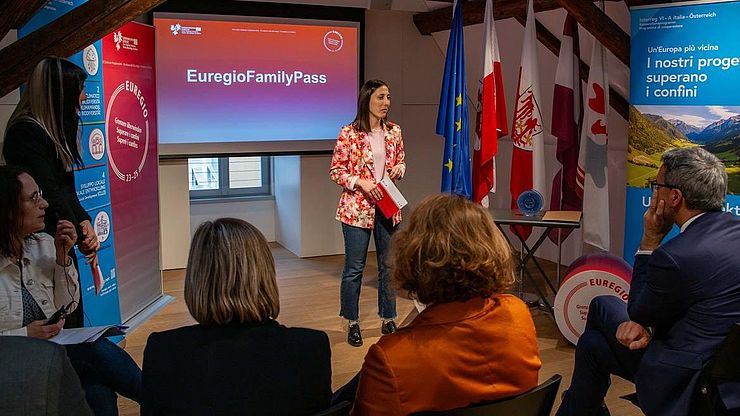 Die Projektleiterin der EuregioFamilyPass-Initiative, Silvia Ramoser, ging auf die Vorteile und Besonderheiten der grenzüberschreitenden Familienkarte ein