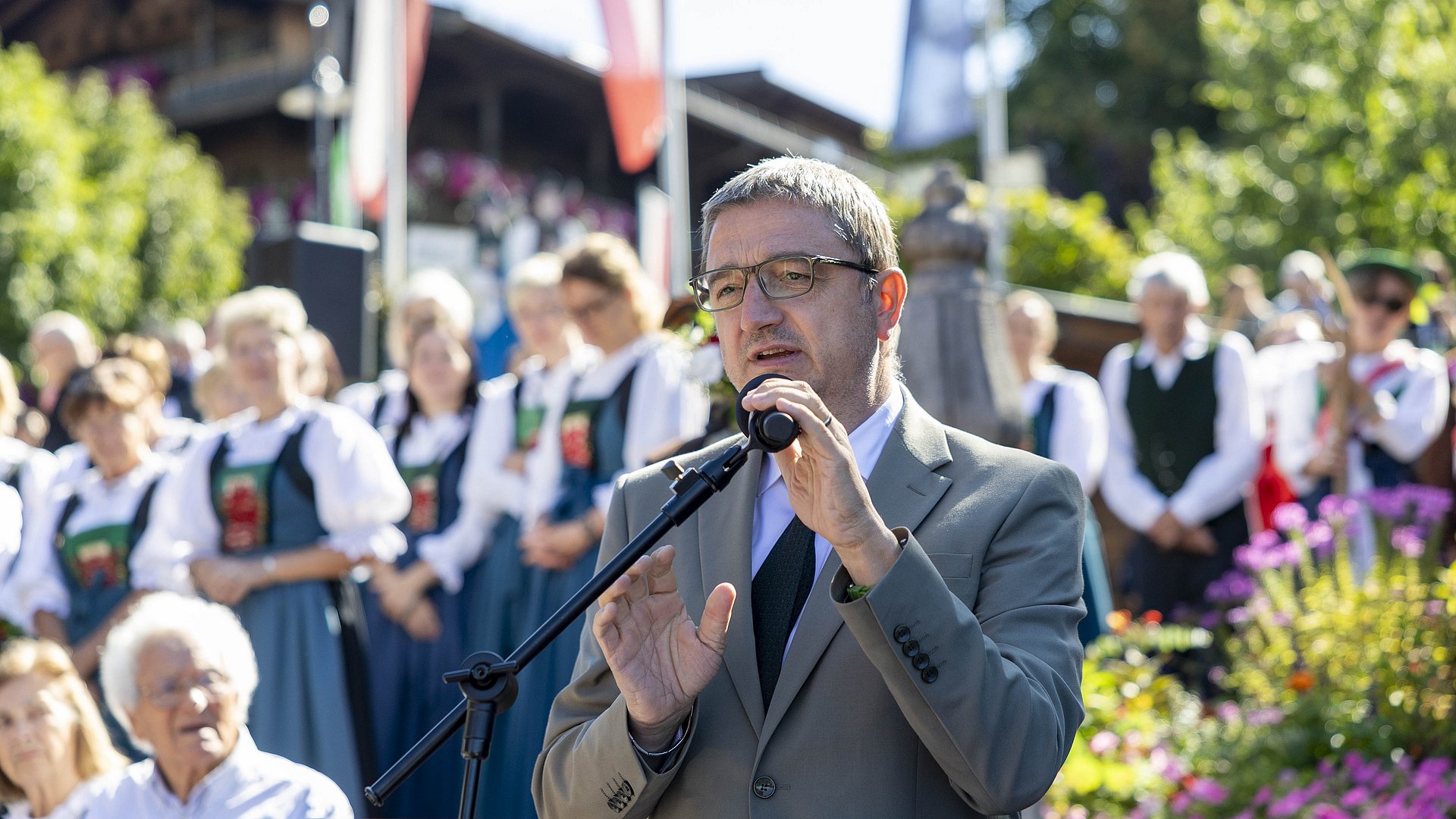 Il presidente della Provincia autonoma di Trento, Maurizio Fugatti ha ricordato che da diversi anni partecipa alla Giornata del Tirolo e al Forum di Alpbach: C'è sempre qualcosa da imparare. Anche se oggi apparteniamo a uno Stato diverso, sappiamo quanto sia importante avere una storia condivisa ed è un aspetto che non vogliamo e non possiamo dimenticare.